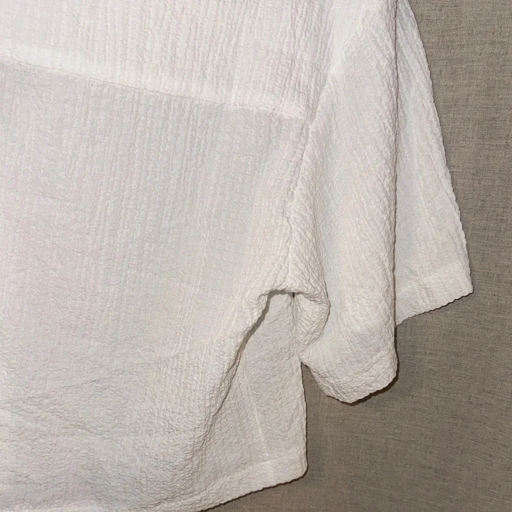 Women’s White Cropped Button-Front Shirt with Relaxed Collar - Picture 5 of 6